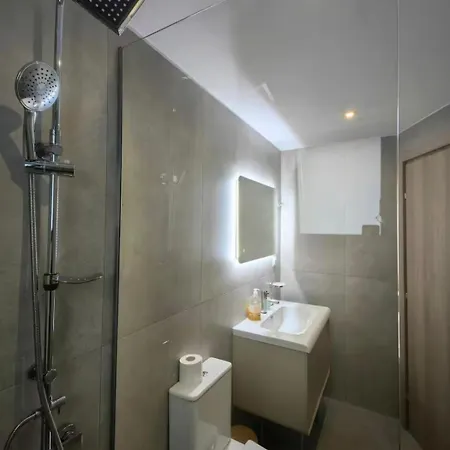 Archo's 2 Smart Location, Private Parking Apartment *