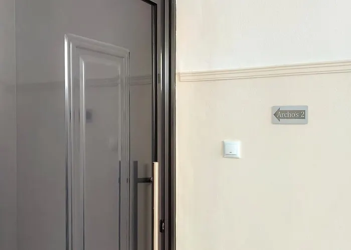 Archo's 2 Smart Location, Private Parking Apartment *