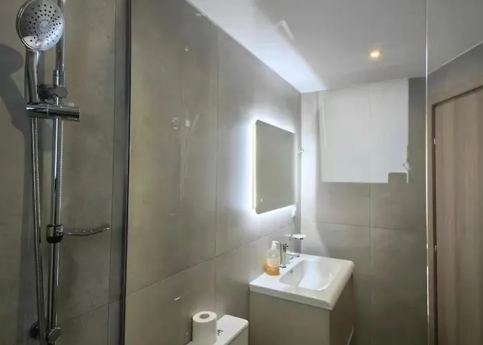 Archo's 2 Smart Location, Private Parking Apartment *